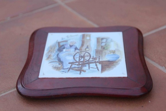 Винтажная подставка под горячее "Прядильщица". Фарфор. Роспись