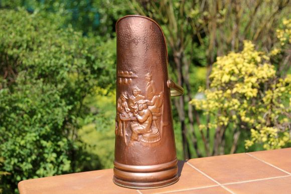 Медный зольник с классическим голландским сюжетом ГУЛЯНКА