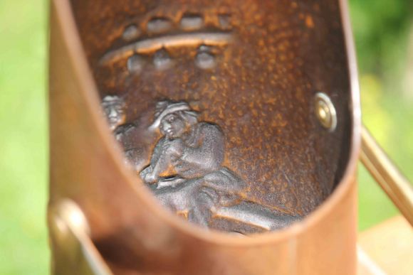 Медный зольник с классическим голландским сюжетом ГУЛЯНКА