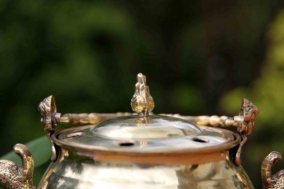 Замечательный двуносик, полностью латунный. Удобно пить и мыть руки