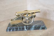 Антикварная настольная пушка из латуни на колесах. Европа