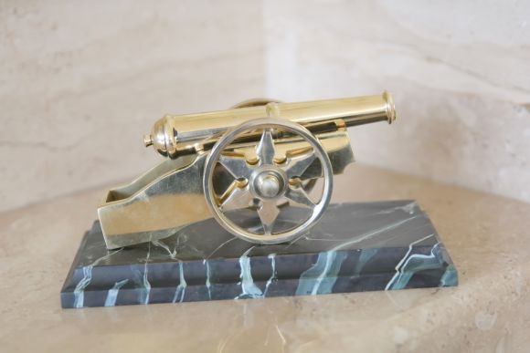 Антикварная настольная пушка из латуни на колесах. Европа