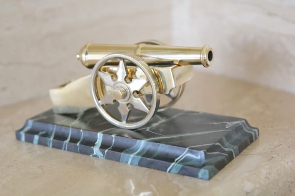 Антикварная настольная пушка из латуни на колесах. Европа