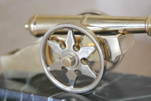 Антикварная настольная пушка из латуни на колесах. Европа