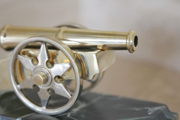 Антикварная настольная пушка из латуни на колесах. Европа