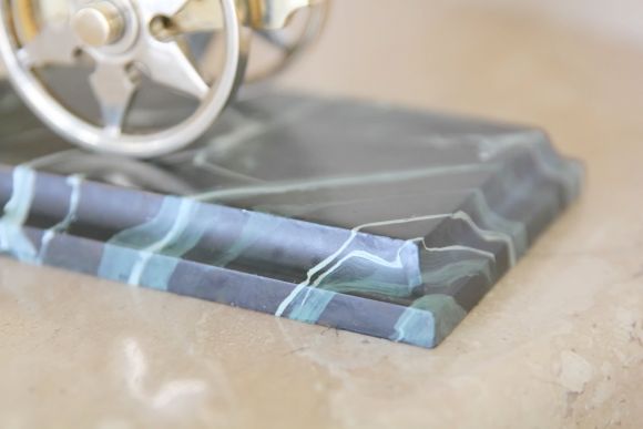 Антикварная настольная пушка из латуни на колесах. Европа