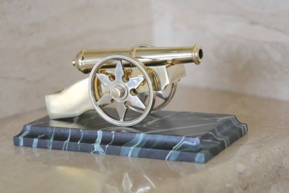 Антикварная настольная пушка из латуни на колесах. Европа