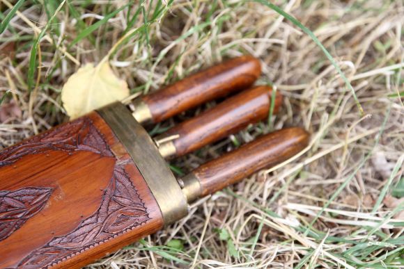 Редкость - индийские антикварные ножи в одном чехле