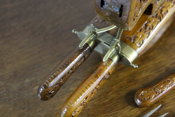 Редкий антикварный набор вилок и ножей