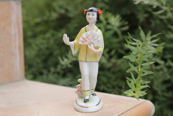 Фарфоровая статуэтка "Китаянка с веером" ЛФЗ