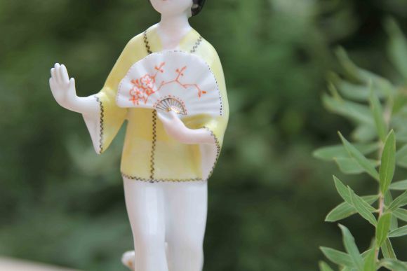 Фарфоровая статуэтка "Китаянка с веером" ЛФЗ