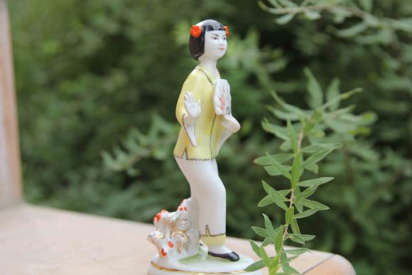 Фарфоровая статуэтка "Китаянка с веером" ЛФЗ