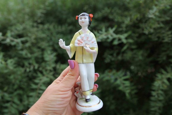 Фарфоровая статуэтка "Китаянка с веером" ЛФЗ