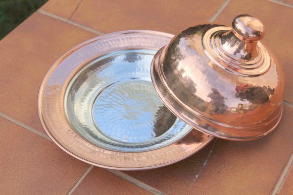 Очаровательное круглое медное блюдо с крышкой