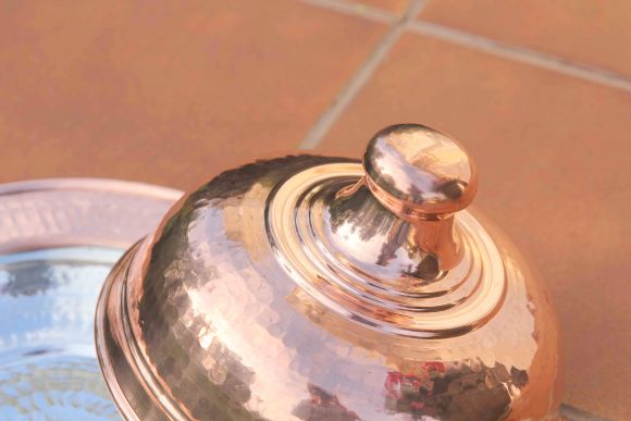 Очаровательное круглое медное блюдо с крышкой