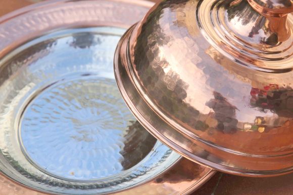 Очаровательное круглое медное блюдо с крышкой