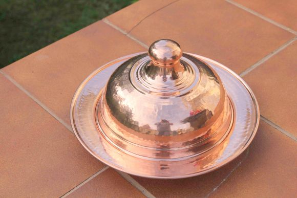 Очаровательное круглое медное блюдо с крышкой