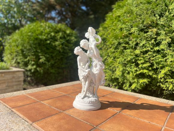 Антикварная бисквитная композиция с подписью автора.