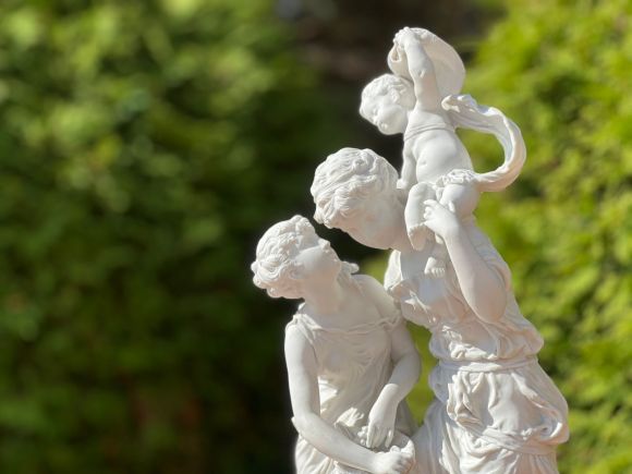 Антикварная бисквитная композиция с подписью автора.