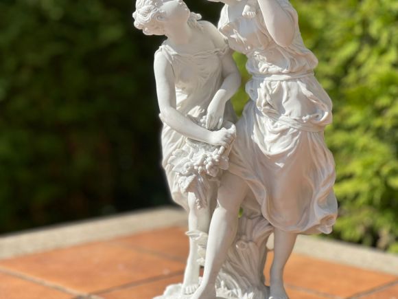 Антикварная бисквитная композиция с подписью автора.