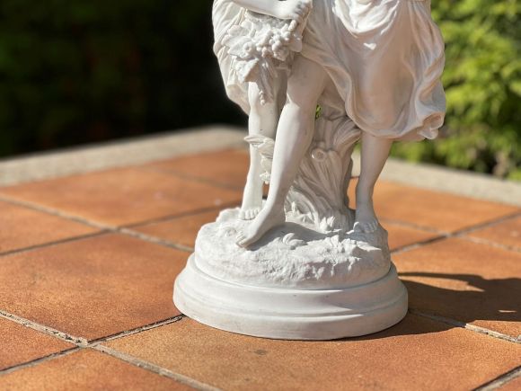 Антикварная бисквитная композиция с подписью автора.