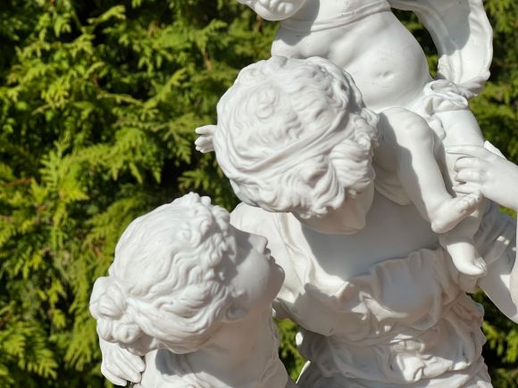 Антикварная бисквитная композиция с подписью автора.