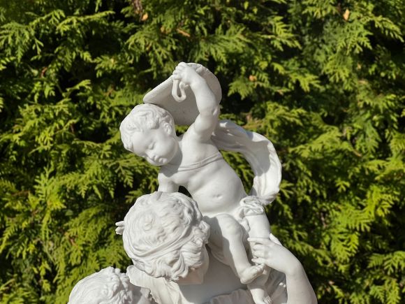 Антикварная бисквитная композиция с подписью автора.