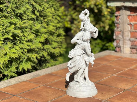 Антикварная бисквитная композиция с подписью автора.