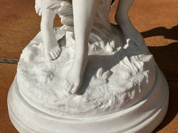 Антикварная бисквитная композиция с подписью автора.