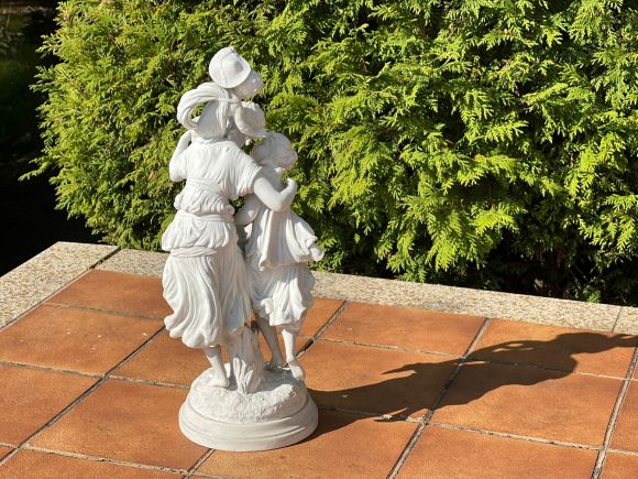 Антикварная бисквитная композиция с подписью автора.