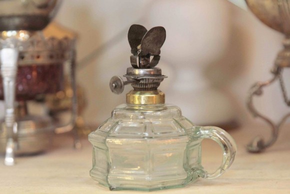 Старинная маленькая керосиновая лампа. Европа. Начало 20 века