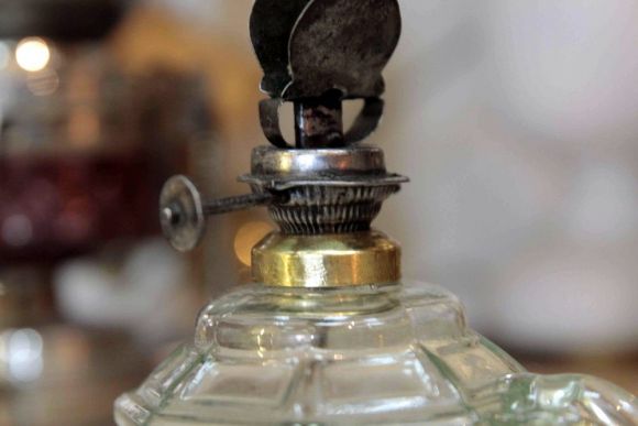 Старинная маленькая керосиновая лампа. Европа. Начало 20 века