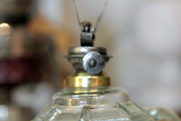 Старинная маленькая керосиновая лампа. Европа. Начало 20 века