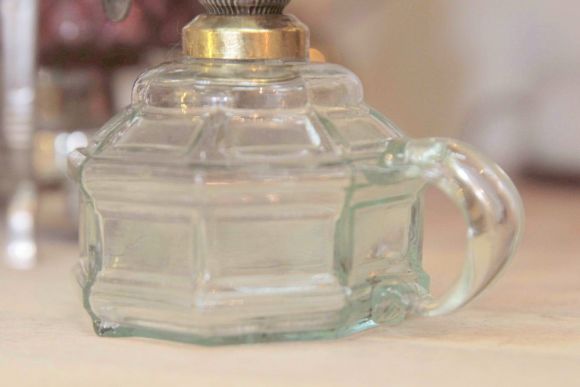 Старинная маленькая керосиновая лампа. Европа. Начало 20 века