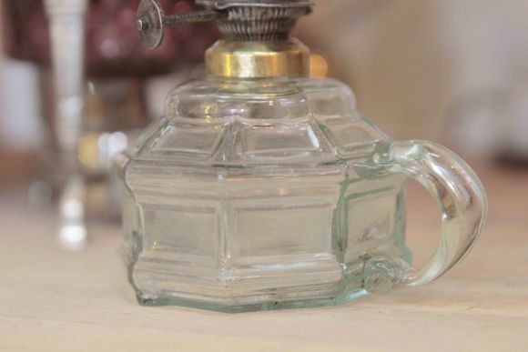 Старинная маленькая керосиновая лампа. Европа. Начало 20 века