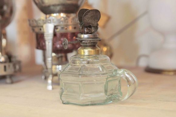 Старинная маленькая керосиновая лампа. Европа. Начало 20 века