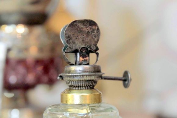 Старинная маленькая керосиновая лампа. Европа. Начало 20 века