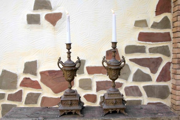 Потрясающая пара шпиатровых старинных подсвечников в патине