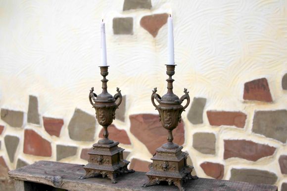 Потрясающая пара шпиатровых старинных подсвечников в патине