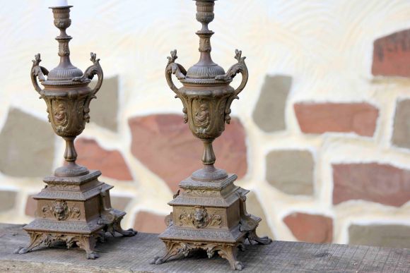 Потрясающая пара шпиатровых старинных подсвечников в патине