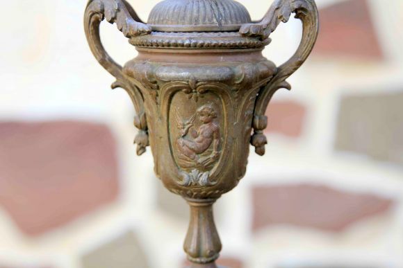 Потрясающая пара шпиатровых старинных подсвечников в патине