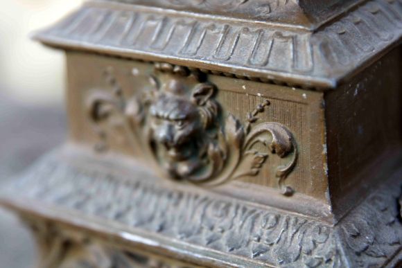 Потрясающая пара шпиатровых старинных подсвечников в патине