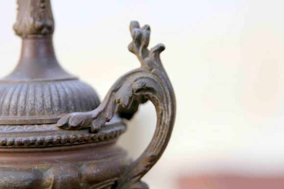 Потрясающая пара шпиатровых старинных подсвечников в патине