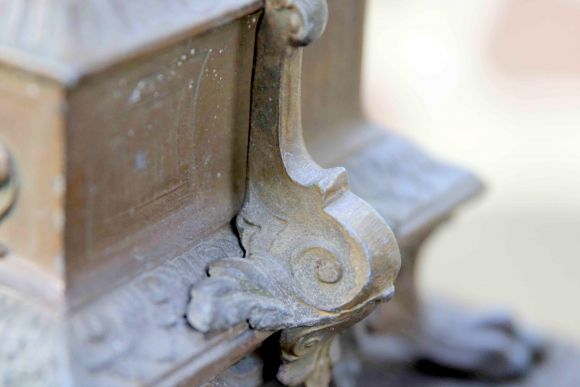 Потрясающая пара шпиатровых старинных подсвечников в патине