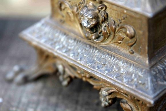 Потрясающая пара шпиатровых старинных подсвечников в патине