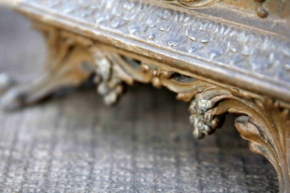 Потрясающая пара шпиатровых старинных подсвечников в патине