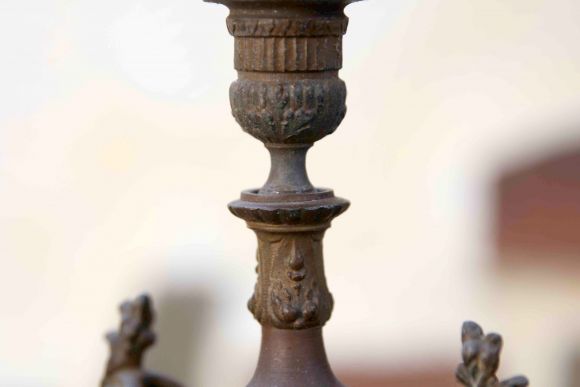 Потрясающая пара шпиатровых старинных подсвечников в патине