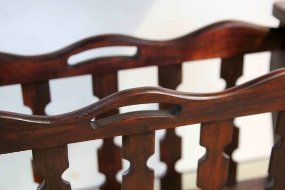 Старинная газетница с удобной столешницей