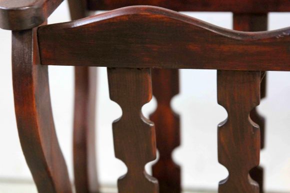 Старинная газетница с удобной столешницей