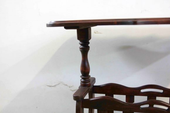 Старинная газетница с удобной столешницей